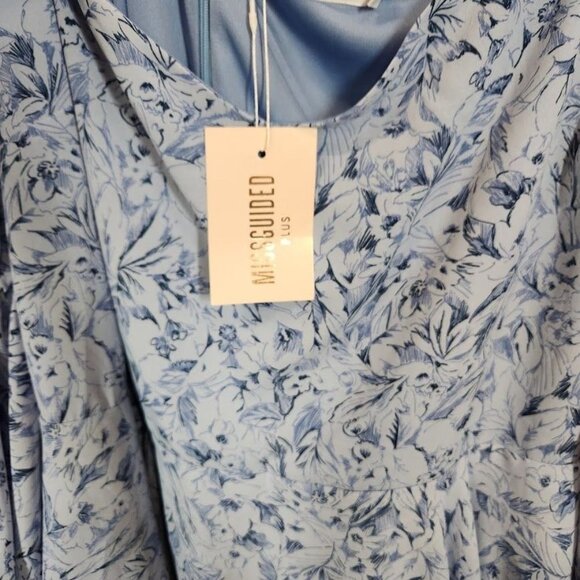 MISSGUIDED PLUS‎ SIZE Floaty floral playsuit in Blue/White - Size US 22 - Picture 5 of 8